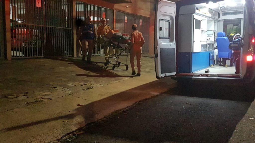 Mulher sofre lesão após pisar de mal jeito e é atendida pelo Siate