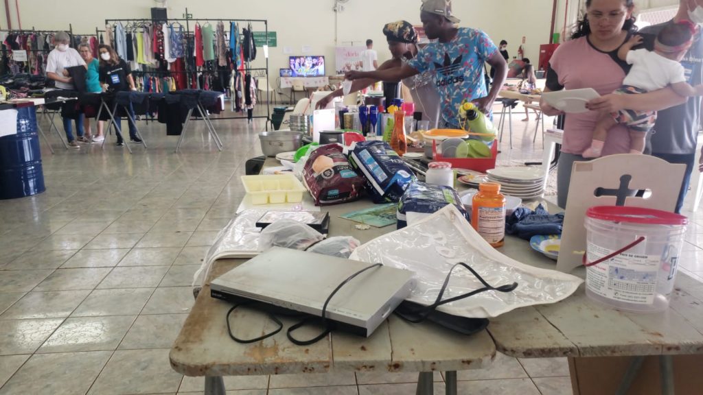 Bazar beneficente para ajudar a acolher pessoas em tratamento médico é realizado