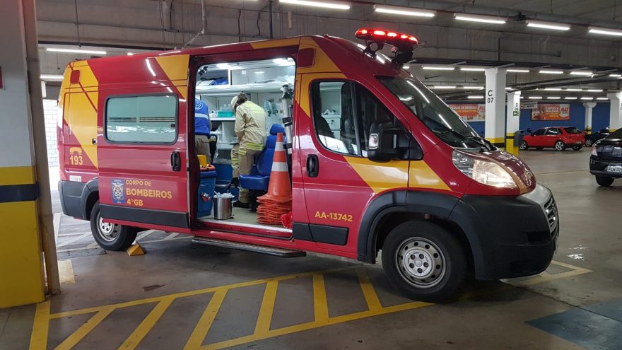 Mulher fica ferida ao sofrer queda de motoneta no Santo Onofre
