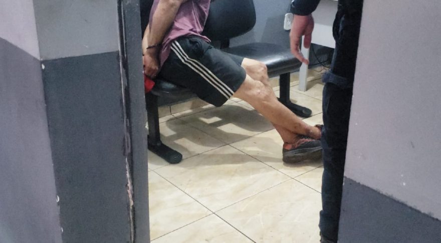 Homem e mulher em veículo com alerta de furto são detidos