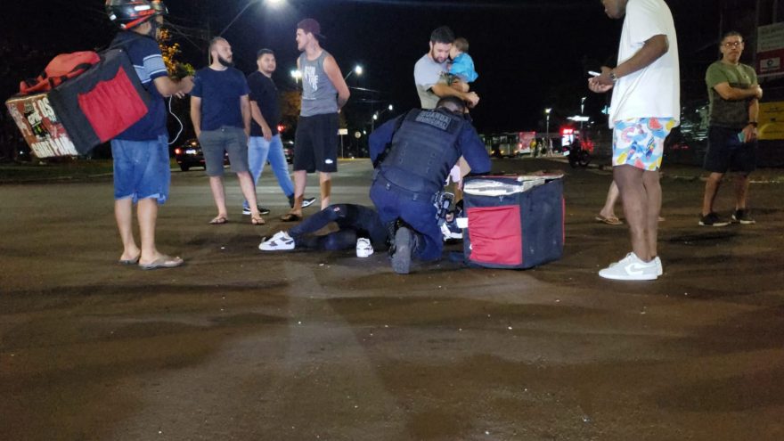 Grave acidente de trânsito deixa entregadora gravemente ferida