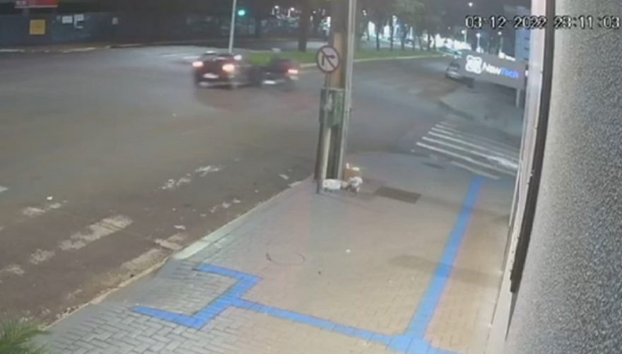 Câmera registra grave acidente que deixou motociclista com fratura na perna