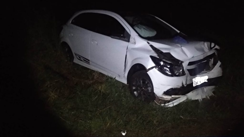 Colisão frontal deixa três pessoas feridas na PR-180 Colisão frontal deixa três pessoas feridas na PR-180