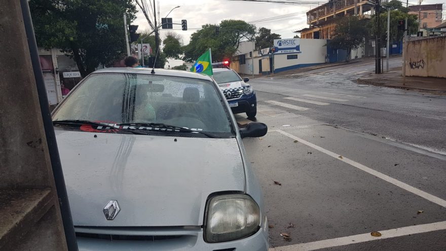Condutor sem CNH invade a calçada e colide em placa de trânsito no centro