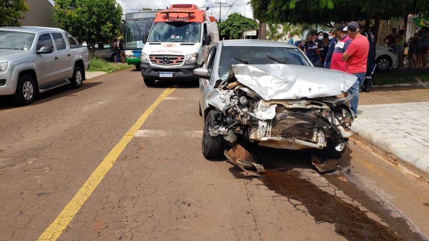Forte colisão entre carro e ônibus do transporte coletivo deixa várias pessoas feridas
