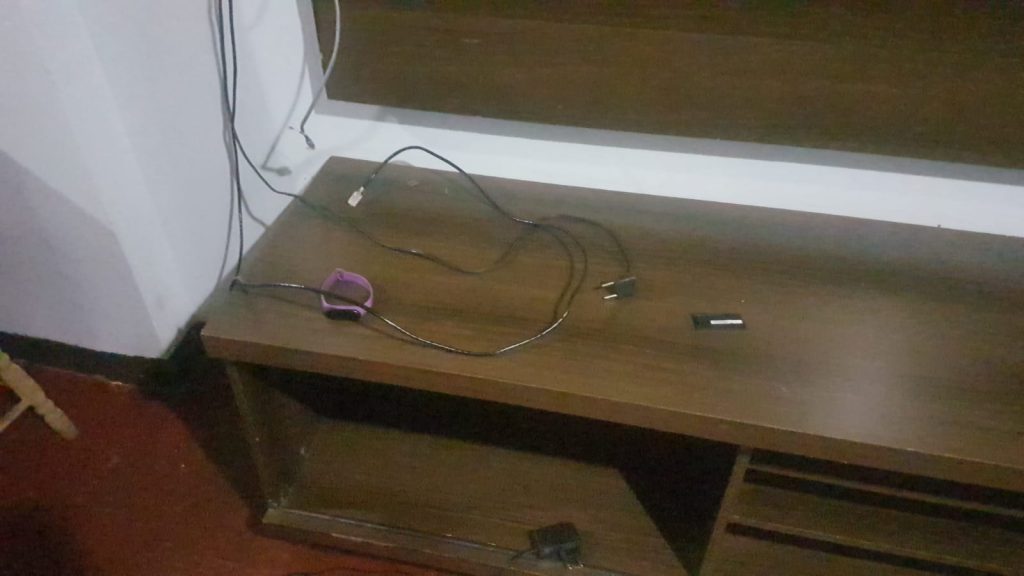 Ladrão arromba residência, furta televisor e outros pertences de moradora no Jardim Veneza Ladrão arromba residência, furta televisor e outros pertences de moradora no Jardim Veneza