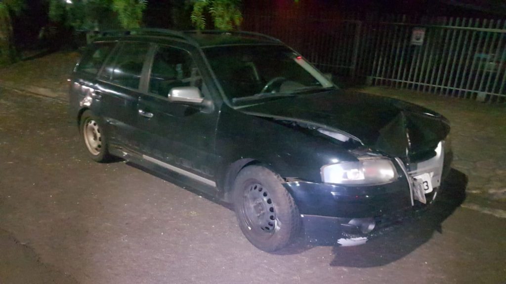 Motorista perde o controle da direção e bate Parati em poste no Centro Motorista perde o controle da direção e bate Parati em poste no Centro