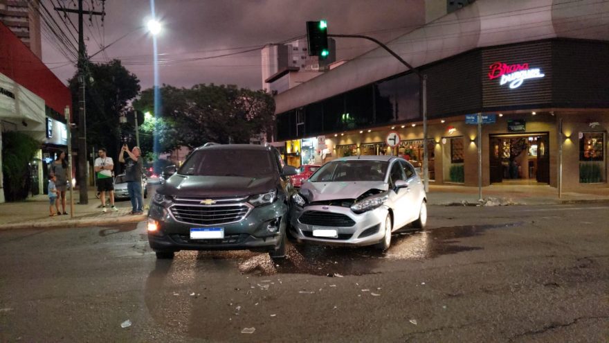 Veículos se envolvem em batida na Rua Paraná, no Centro