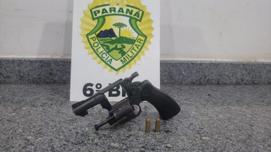 É sua? PM encontra arma atirada por cima de muro e agora procura dono