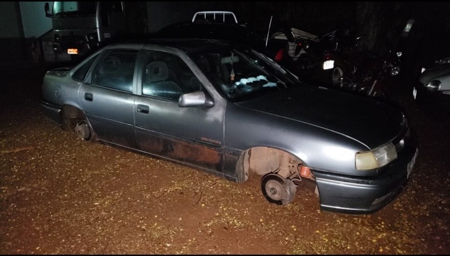 Completamente depenado, automóvel é localizado abandonado