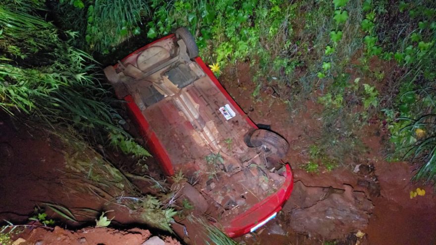Incrível: Veículo com cinco pessoas capota e cai em buraco na BR-277