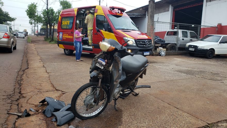 Motoneta fica com a frente destruída em acidente na Avenida Piquiri