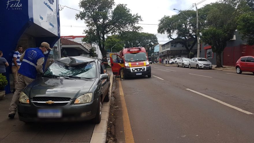 Vítima fica em estado gravíssimo ao ser atropelada na Rua Paraná