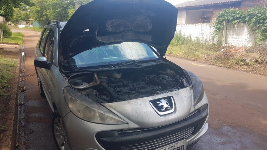 Motor de veículo é incendiado no Bairro Periolo, em Cascavel