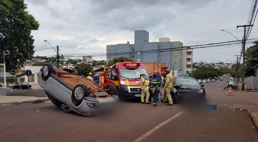 Forte colisão seguida de capotamento é registrada na Vila Tolentino