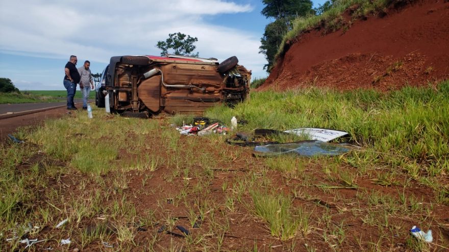 Carro fica bastante danificado após capotamento na PR-180