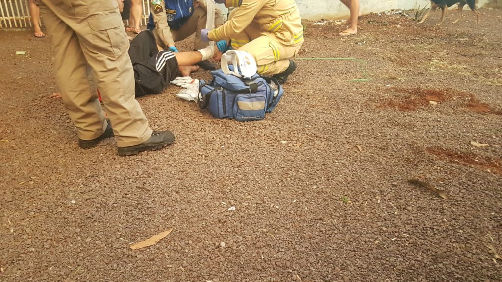 Jovem sofre laceração ao cair de motocicleta