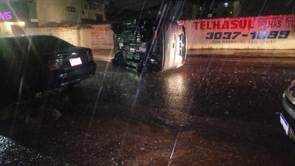 Carro tomba em colisão na Avenida Carlos Gomes