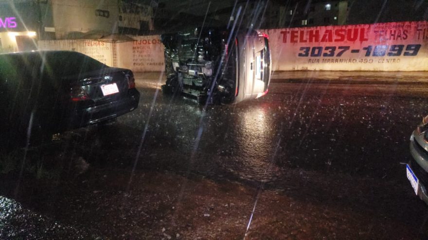 Carro tomba em colisão na Avenida Carlos Gomes