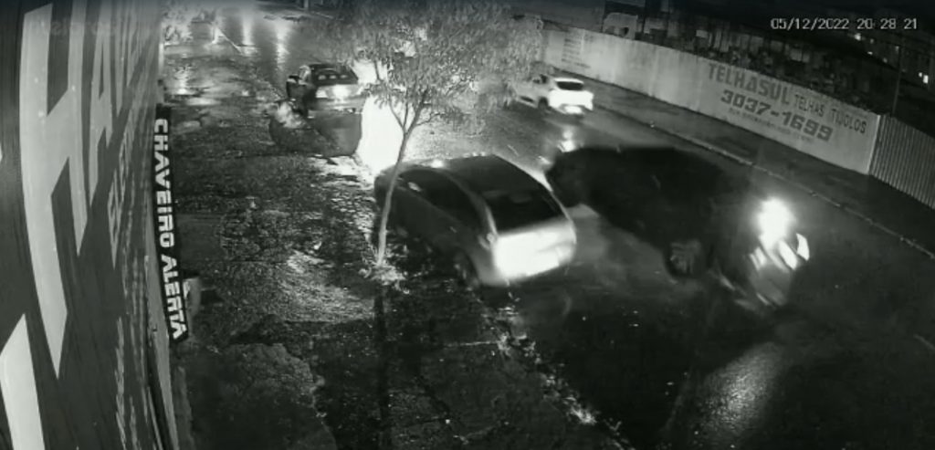 Impressionante! Câmera flagra carro batendo em outro e tombando na Av. Carlos Gomes