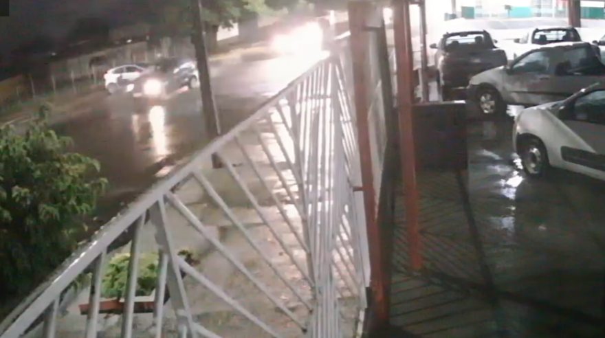 Câmera a 100m de tombamento registra outro acidente na Av. Carlos Gomes