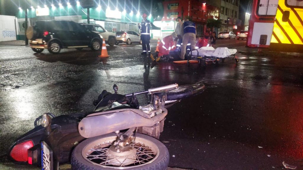 A uma quadra de distância de tombamento na Av. Carlos Gomes, colisão é registrada