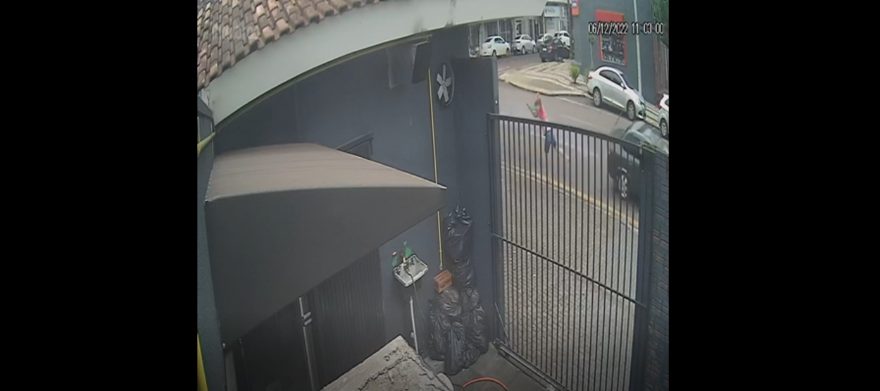 Câmera flagra pedestre ‘voando’ ao ser atropelado por carro na Rua Paraná