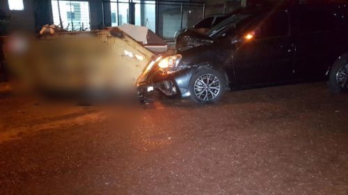 Carro colide contra caçamba de lixo em rua escura; confira