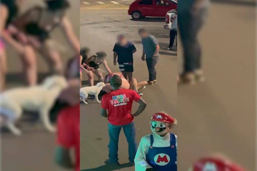 Mário não salva a princesa? Vídeo mostra mulheres em vias de fato e personagem dos games só de olho