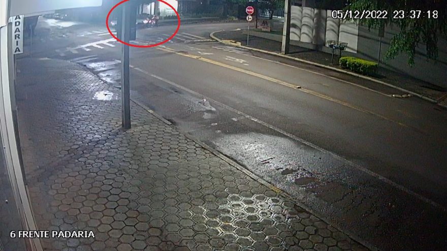 Câmera de segurança flagra mulher sendo atropelada na Rua Vicente Machado