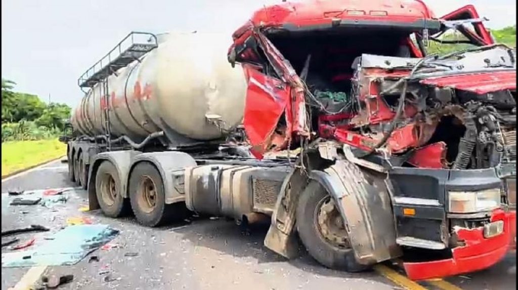 Caminhão fica destruído em acidente na BR-163 entre Guaíra e Mundo Novo-MS Caminhão fica destruído em acidente na BR-163 entre Guaíra e Mundo Novo-MS