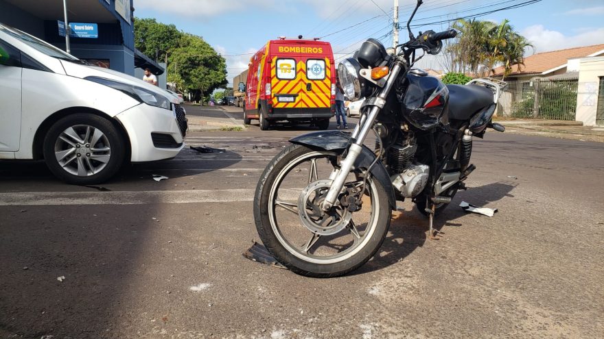 Colisão envolvendo três veículos deixa motociclista ferido