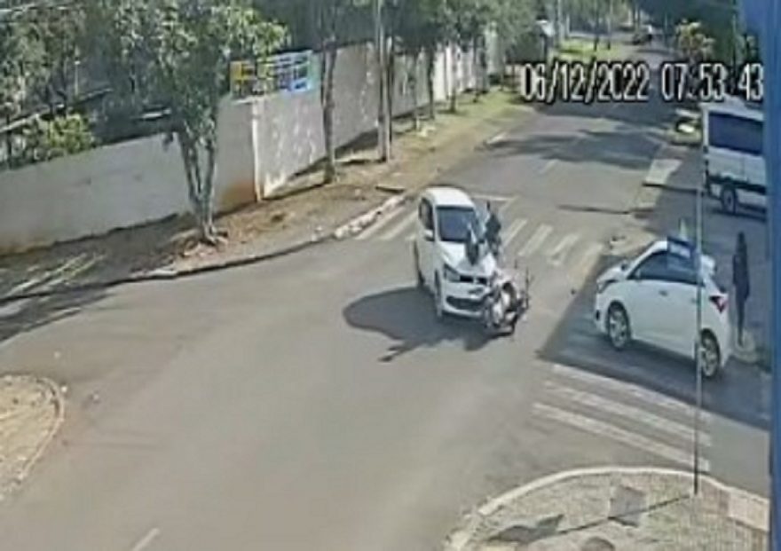 Câmera registra acidente com três veículos no Parque São Paulo