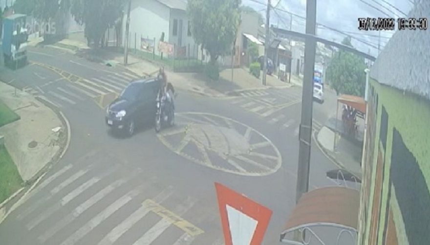Câmera registra acidente entre motocicleta e automóvel em rotatória no Brasília