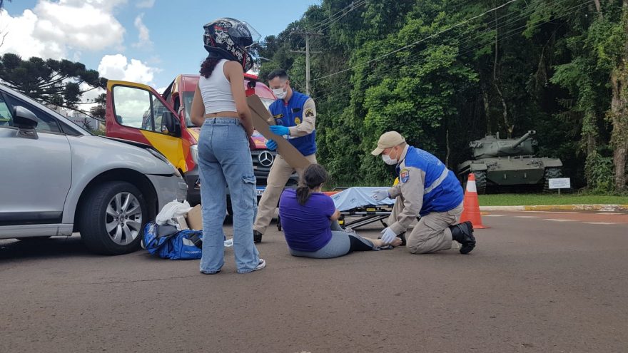 Mulher sofre fratura exposta após colisão de trânsito no Centro