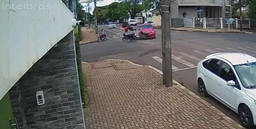 Veja o momento do acidente que deixou motoboy ferido na Neva