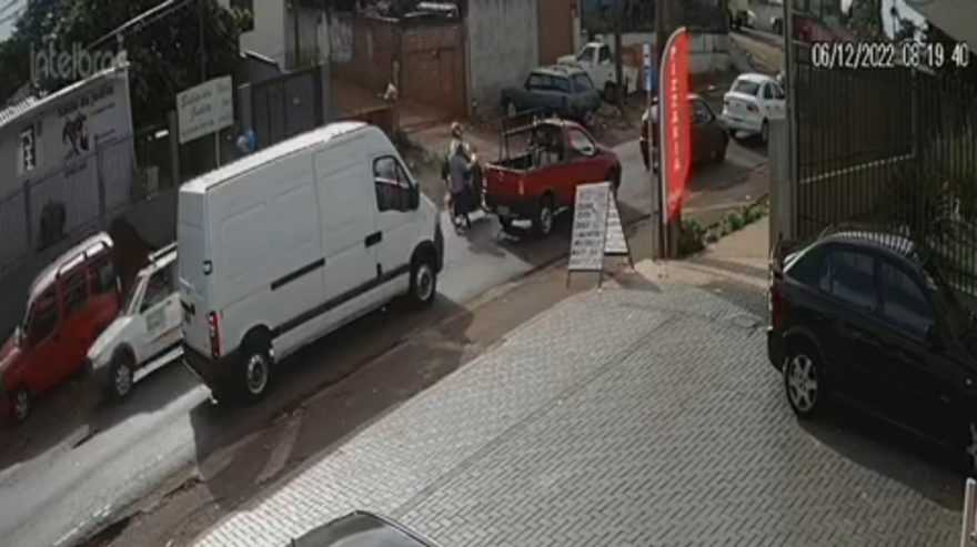Que pancada! Vídeo mostra mulher sendo atropelada por moto