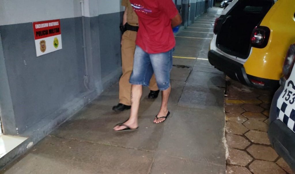 Polícia Militar prende homem procurado pela justiça no bairro Santa Cruz Polícia Militar prende homem procurado pela justiça no bairro Santa Cruz