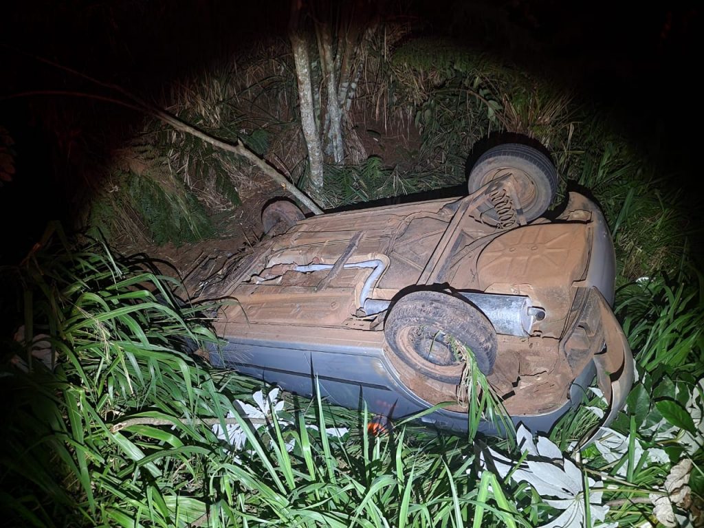 Adolescente de 15 anos capota Fiesta ocupado por mais dois jovens em Alto Piquiri; dois ficaram gravemente feridos Adolescente de 15 anos capota Fiesta ocupado por mais dois jovens em Alto Piquiri; dois ficaram gravemente feridos