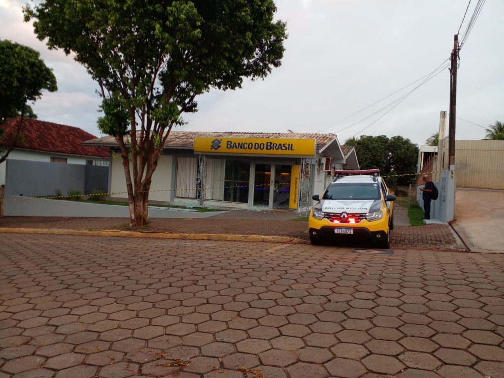 Cinco bandidos morrem em confronto com a Choque de Maringá após arrombarem banco Cinco bandidos morrem em confronto com a Choque de Maringá após arrombarem banco