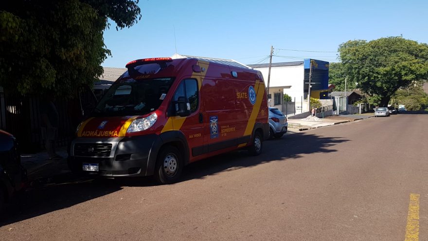 Três pessoas ficam feridas após colisão entre moto e bicicleta