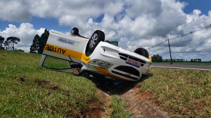 Carro de Auto Escola capota na rodovia BR-277