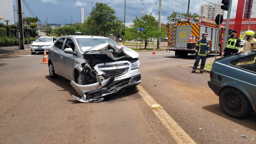 Duas mulheres ficam feridas após forte colisão na Av. Tancredo Neves