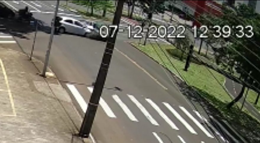 Vídeo mostra colisão que deixou duas mulheres feridas na Avenida Tancredo Neves