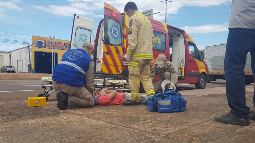 Homem cai sozinho em calçada e é socorrido pelo Siate