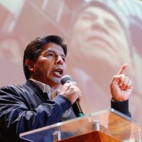 Presidente de Esquerda do Peru é destituído e preso após tentar golpe