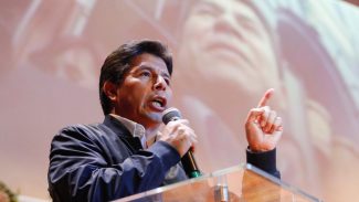 Presidente de Esquerda do Peru é destituído e preso após tentar golpe