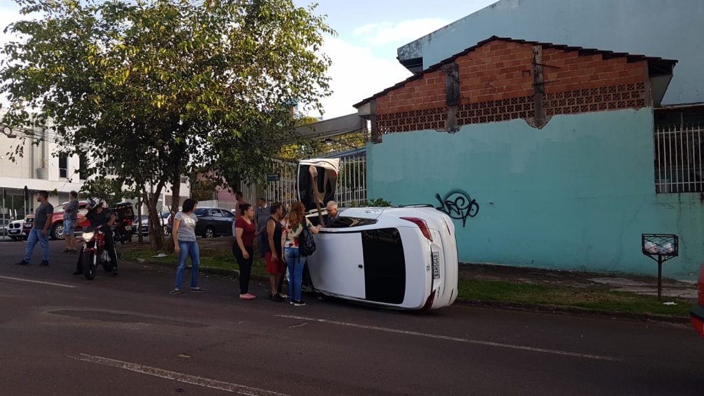 Após tombamento no Centro, idoso fica encarcerado