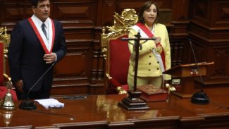 Peru: Dina Boluarte toma posse e chama ações de Castillo de tentativa de golpe