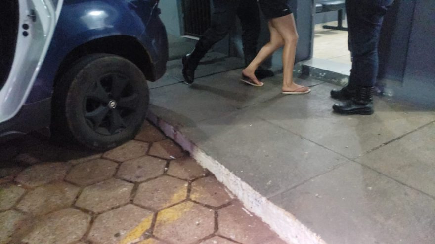Após chamar guarda de “verme” e de “pé de porco”, mulher é detida
